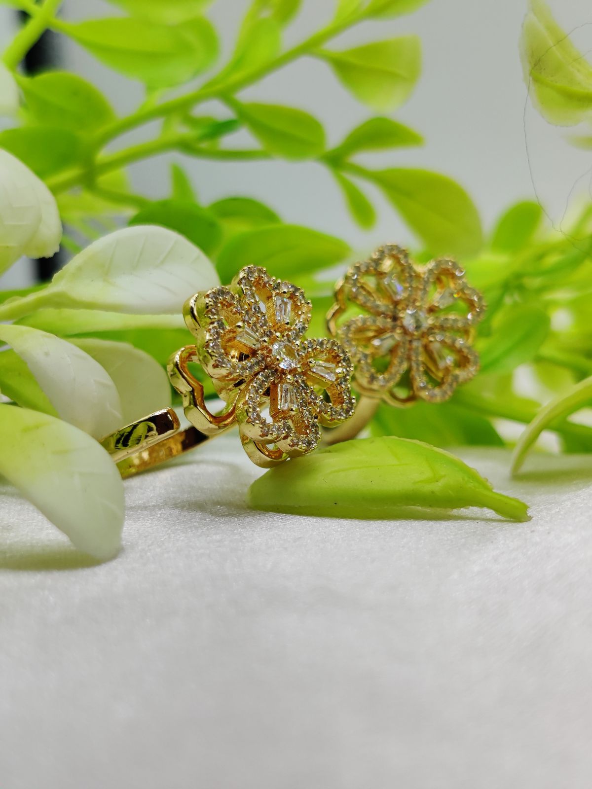 Imported Dazzling Dual-Tone Floral Moveable Ring – A Blend of Elegance Playful Charm
