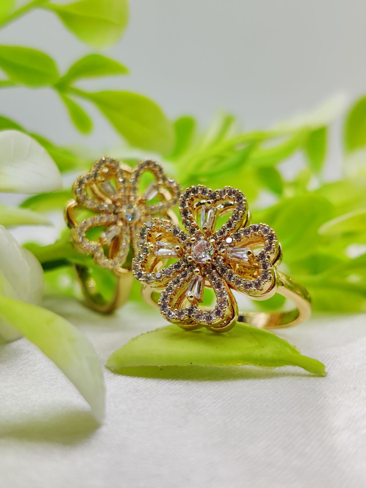 Imported Dazzling Dual-Tone Floral Moveable Ring – A Blend of Elegance Playful Charm