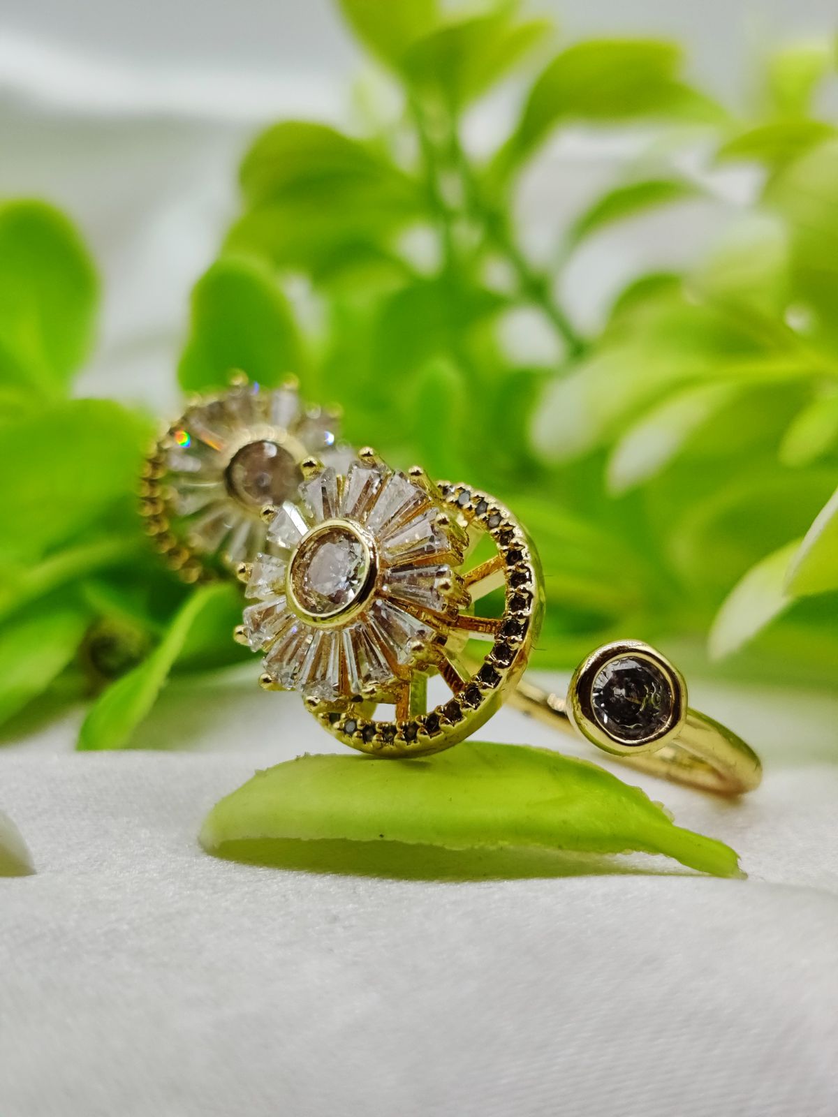 Elegant Moveable Radiance Sunflower Ring – Timeless Sparkle (1 piece)