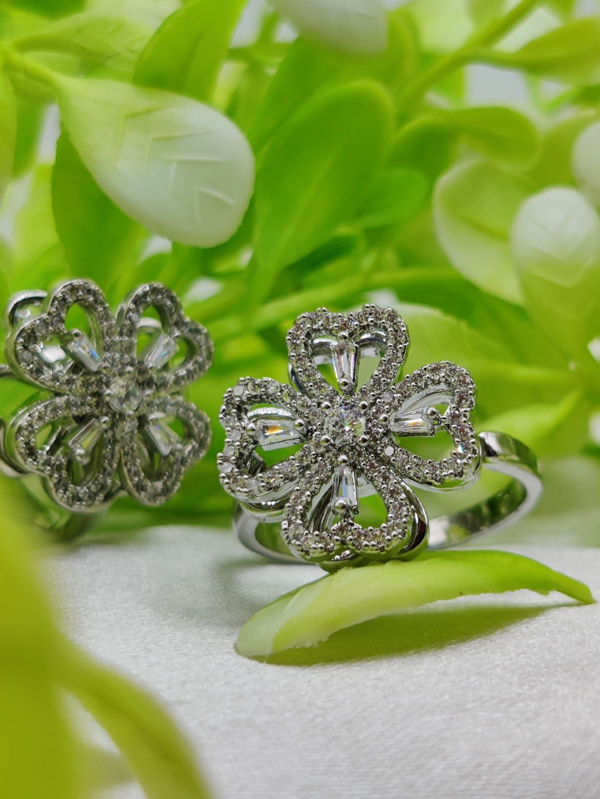 Imported Dazzling Dual-Tone Floral Moveable Ring – A Blend of Elegance Playful Charm